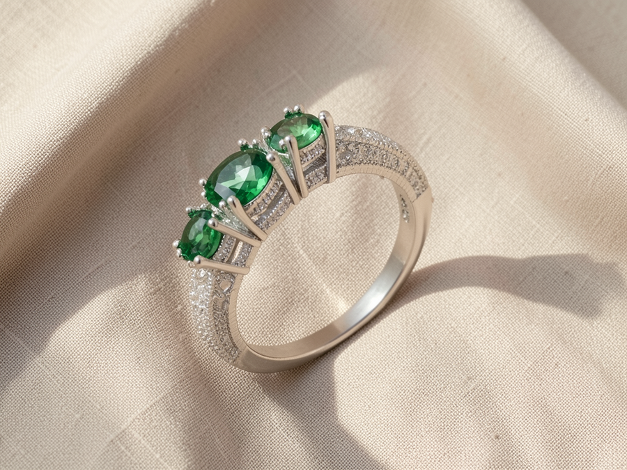 Anello Bergamo con pietra verde smeraldo