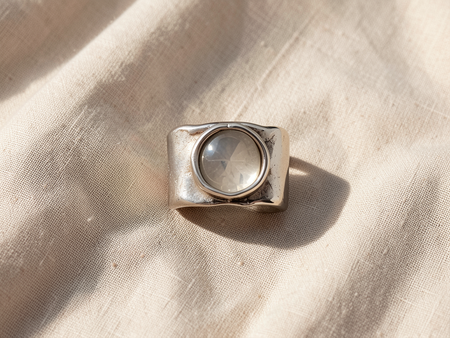 Anello argentato con pietra di luna