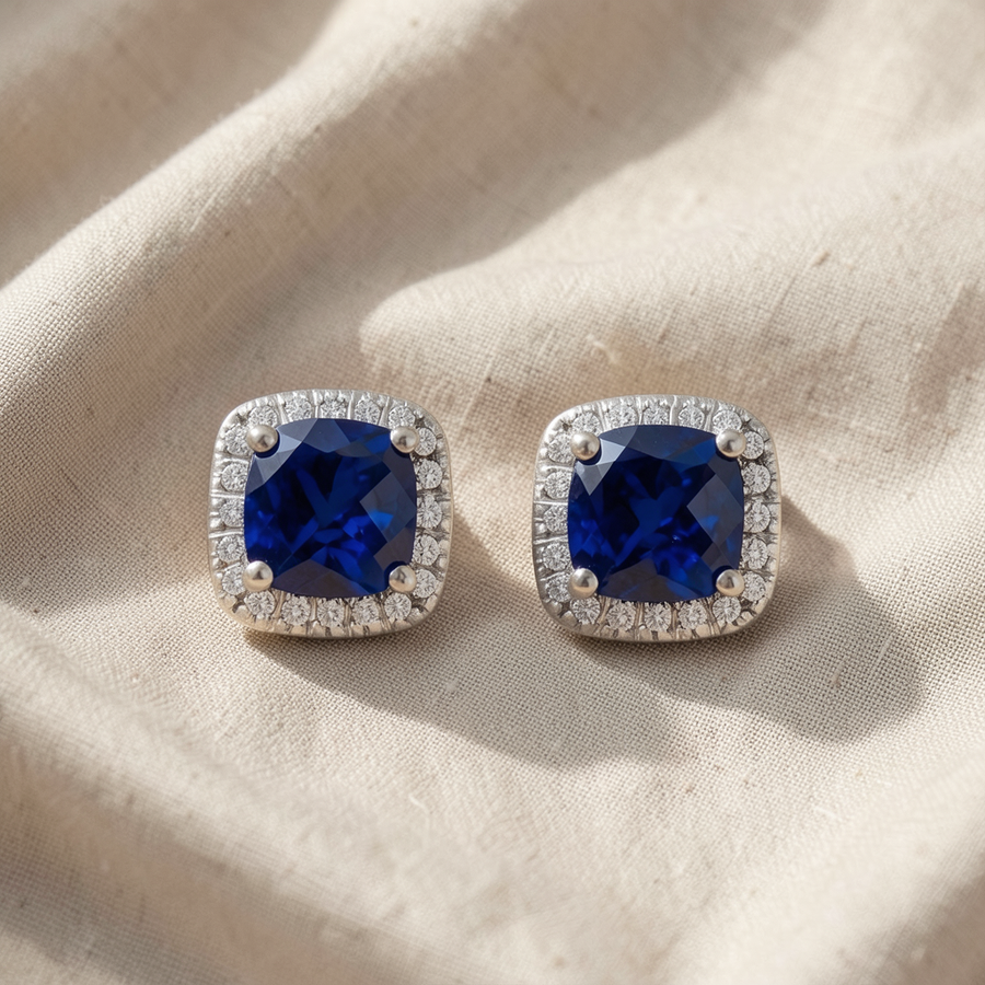Orecchini quadrati argentati con pietra blu zaffiro