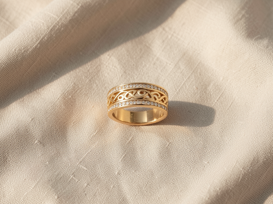 Anello dorato leggero