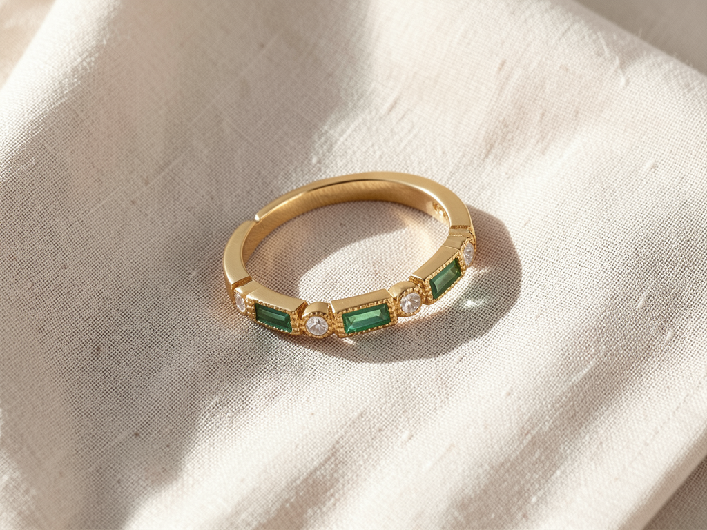 Anello dorato con zircone verde