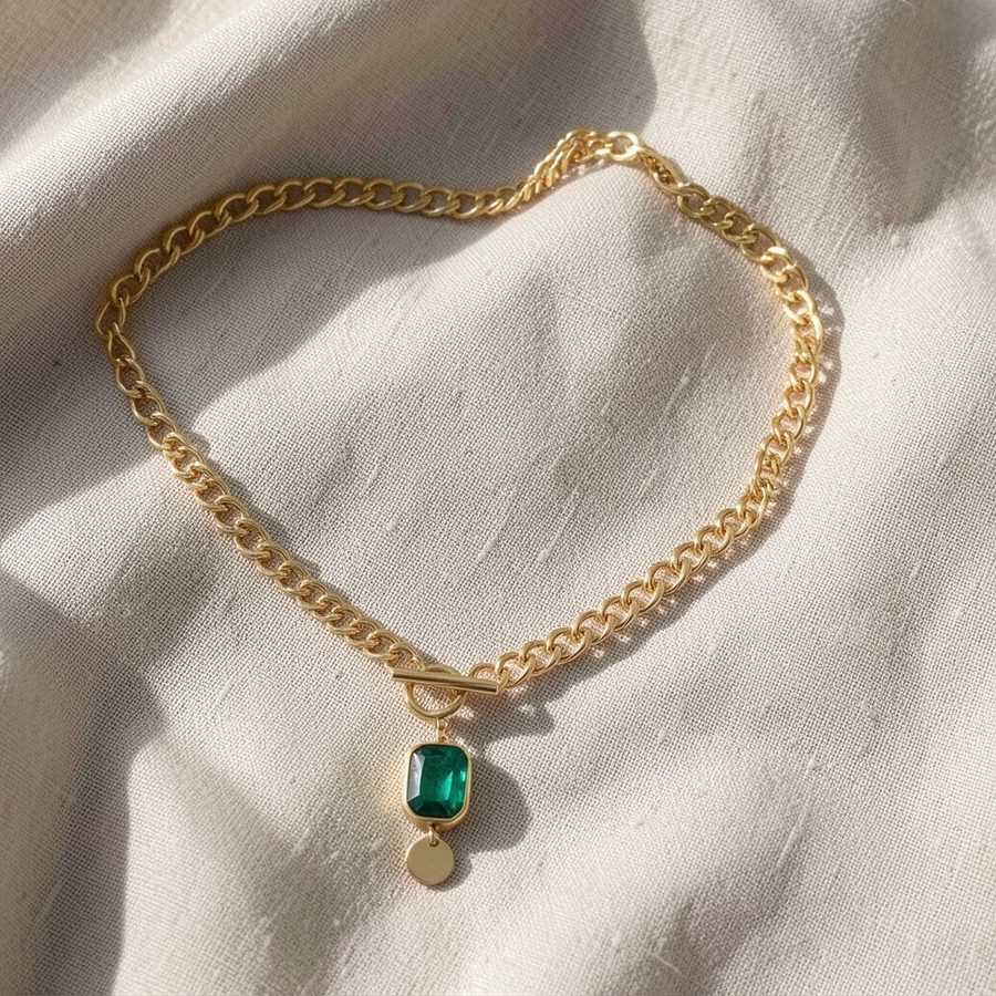 Collana dorata importante con pendente verde smeraldo