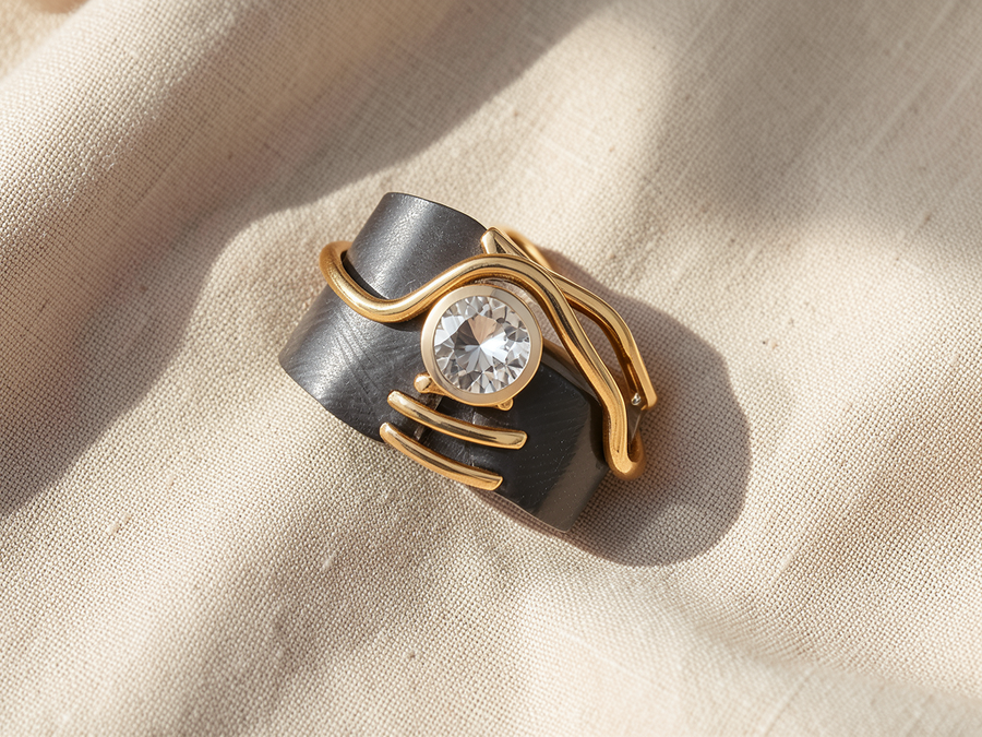 Anello con zirconi scuri