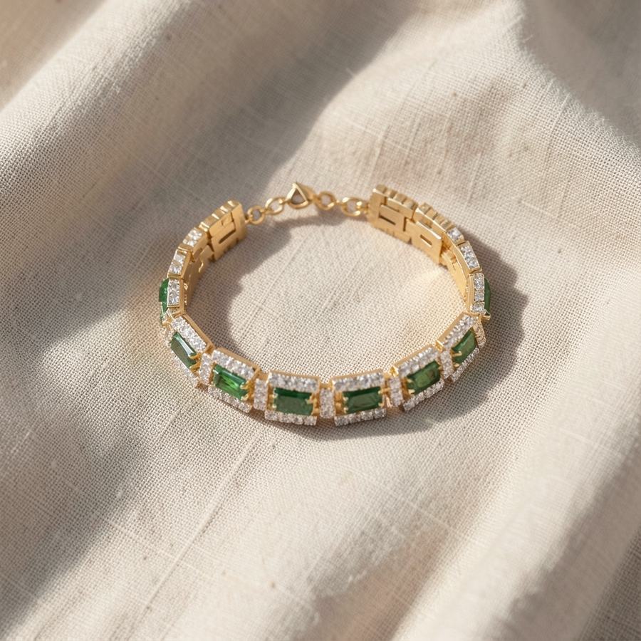 Bracciale dorato con grande pietra verde smeraldo