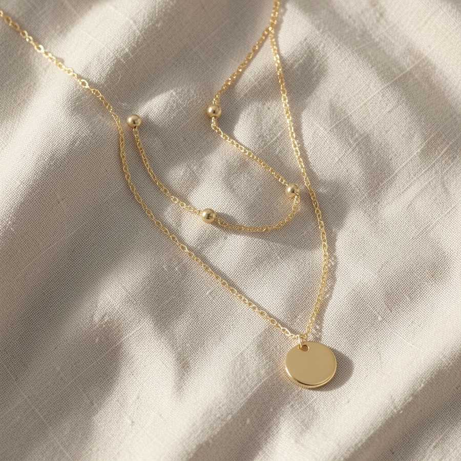 Collana dorata a doppio strato con moneta