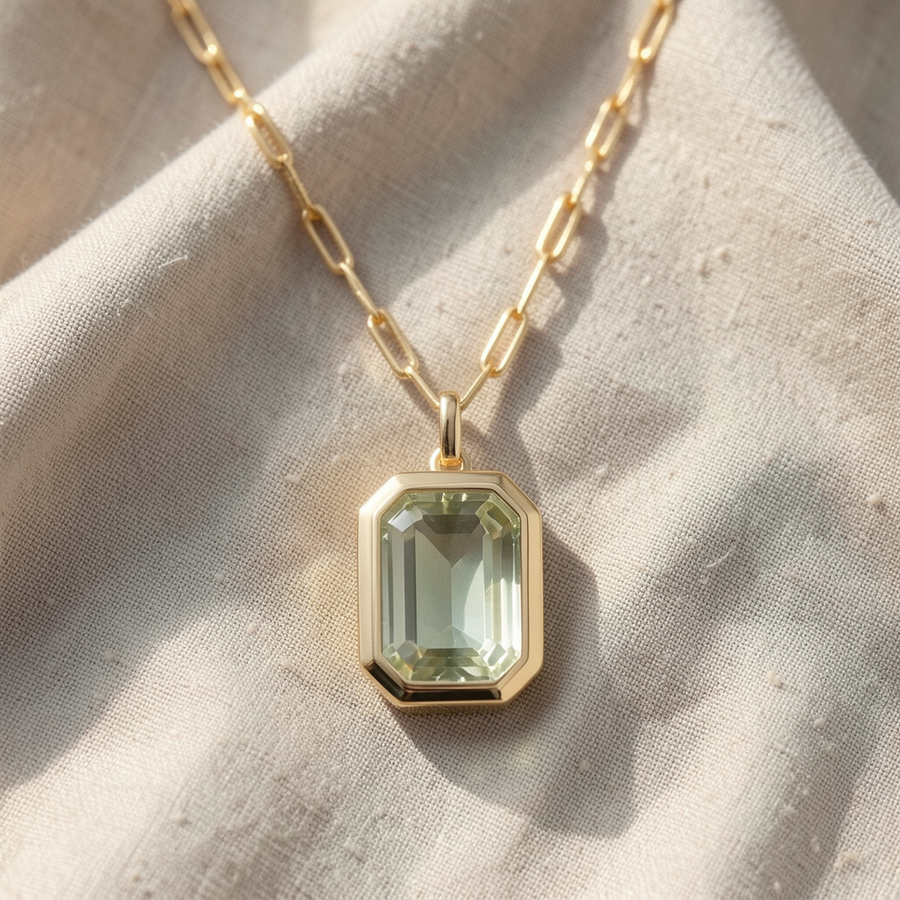 Collana con pietra verde taglio smeraldo