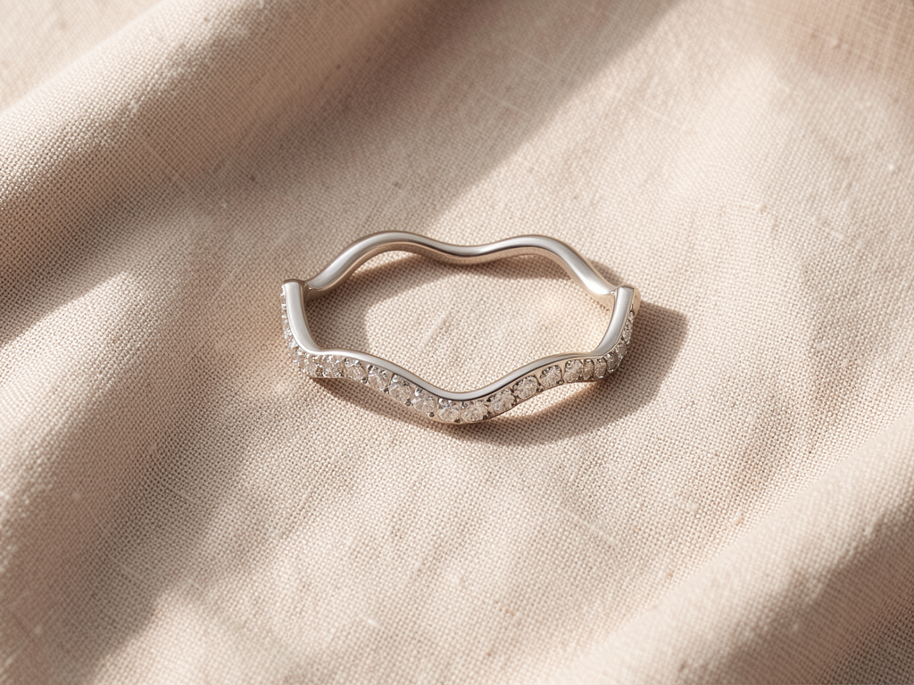 Anello argentato con cristalli