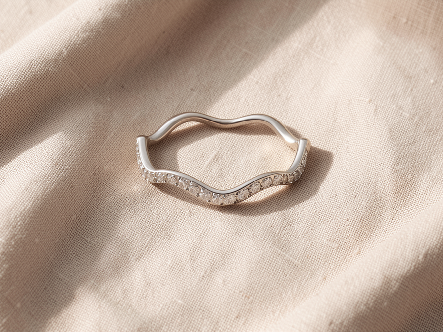 Anello argentato con cristalli