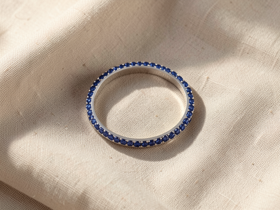 Anello argentato con pietra blu zaffiro