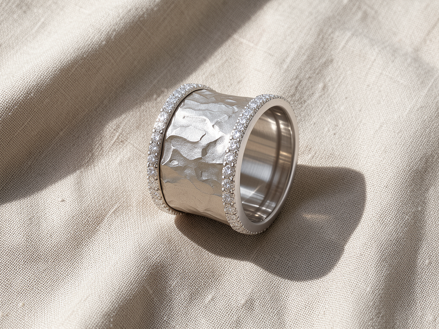 Anello argentato con zirconi