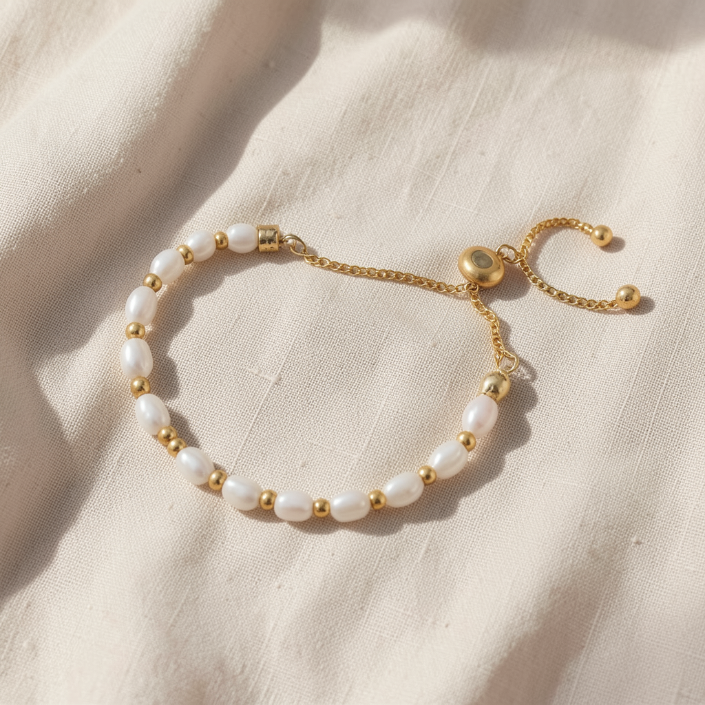 Bracciale dorato di perle Luna
