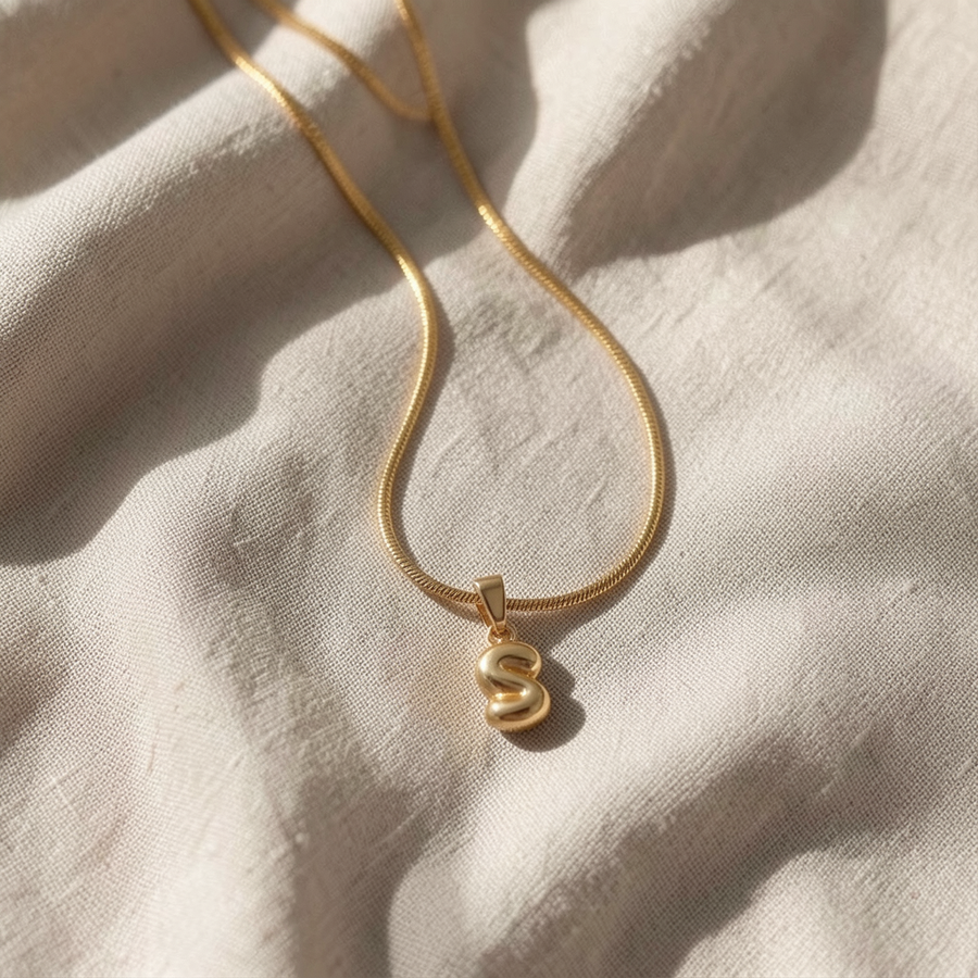 Collana con lettera a bolle