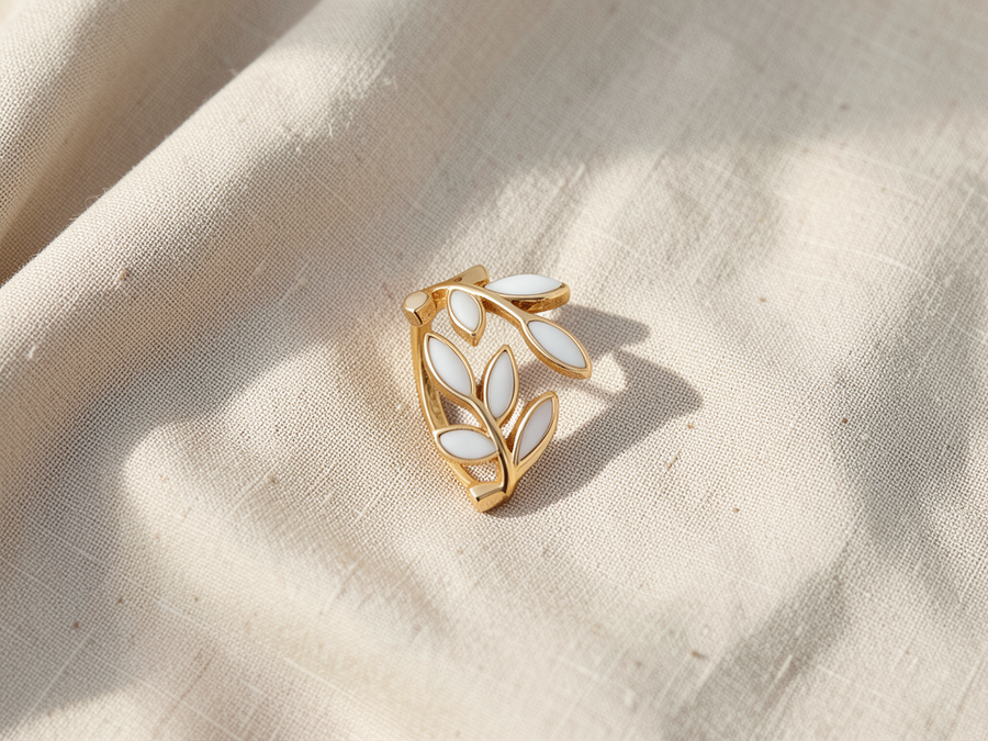 Anello regolabile a foglia con opale bianco