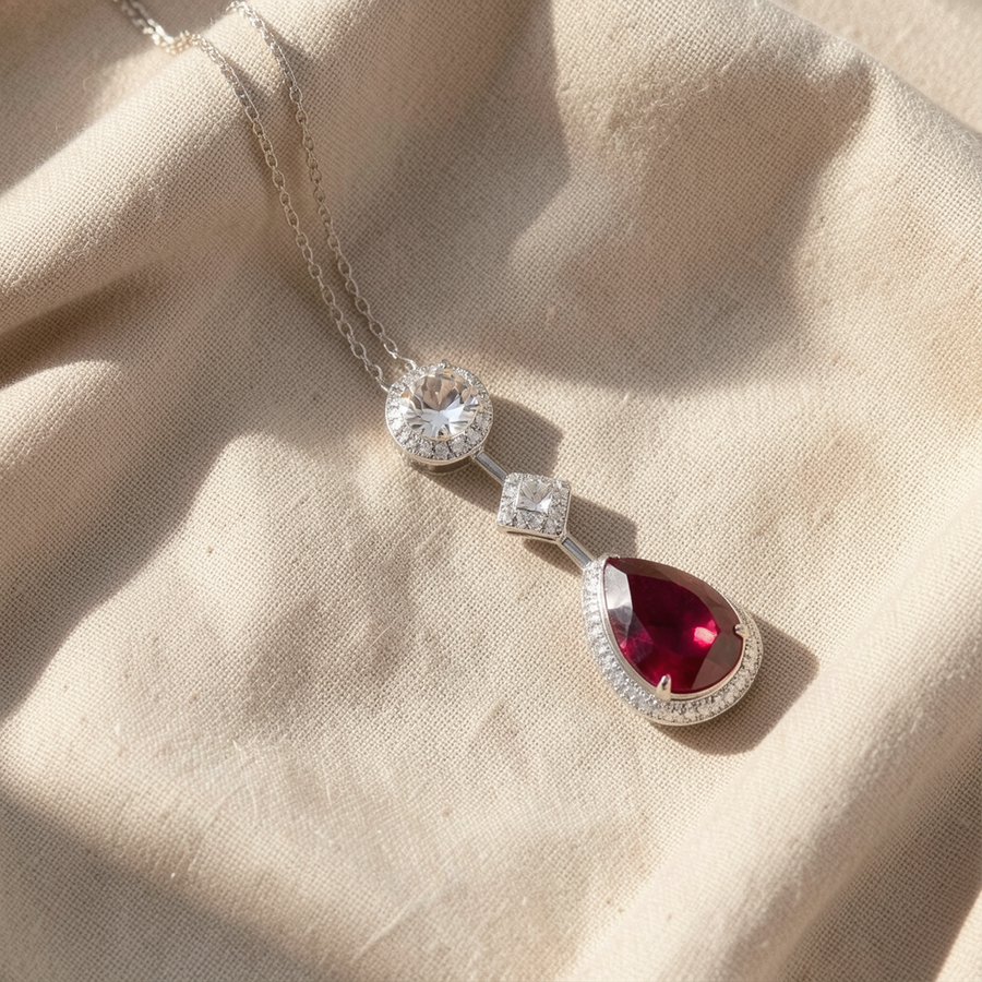 Collana con goccia rosso rubino e contorno di cristalli
