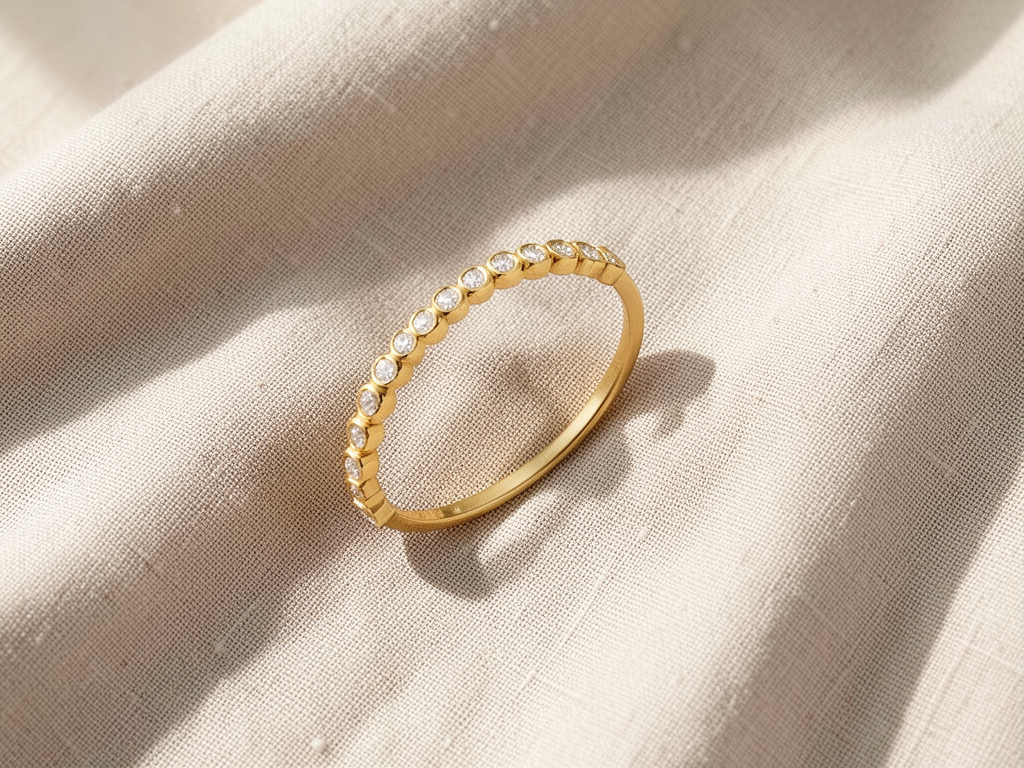 Anello dorato a bolle con zircone