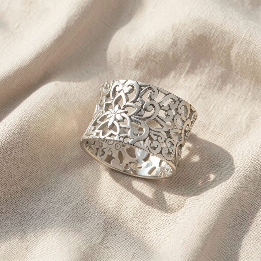 Anello argentato leggero