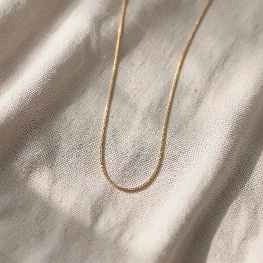 Collana dorata delicata da abbinare