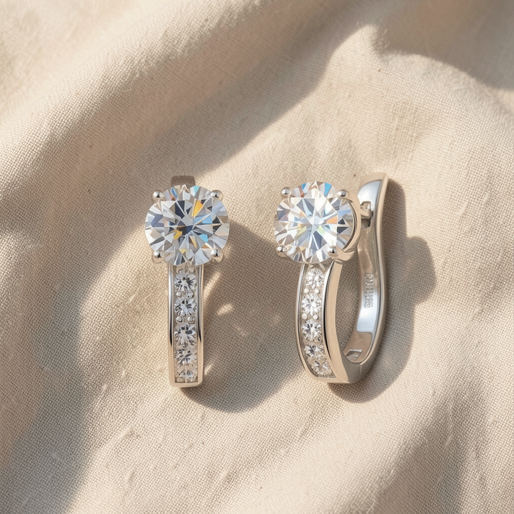 Orecchini Huggie con moissanite